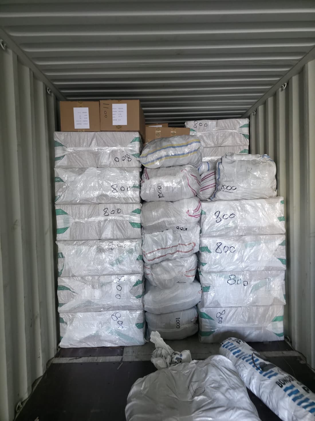 Container packed with numbered bales